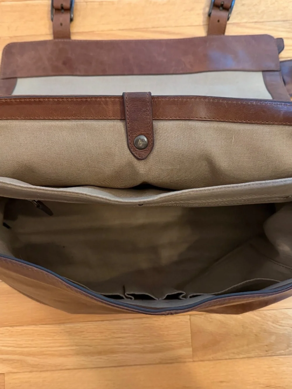 Beautiful Frye Leather Messenger Bag in Cognac